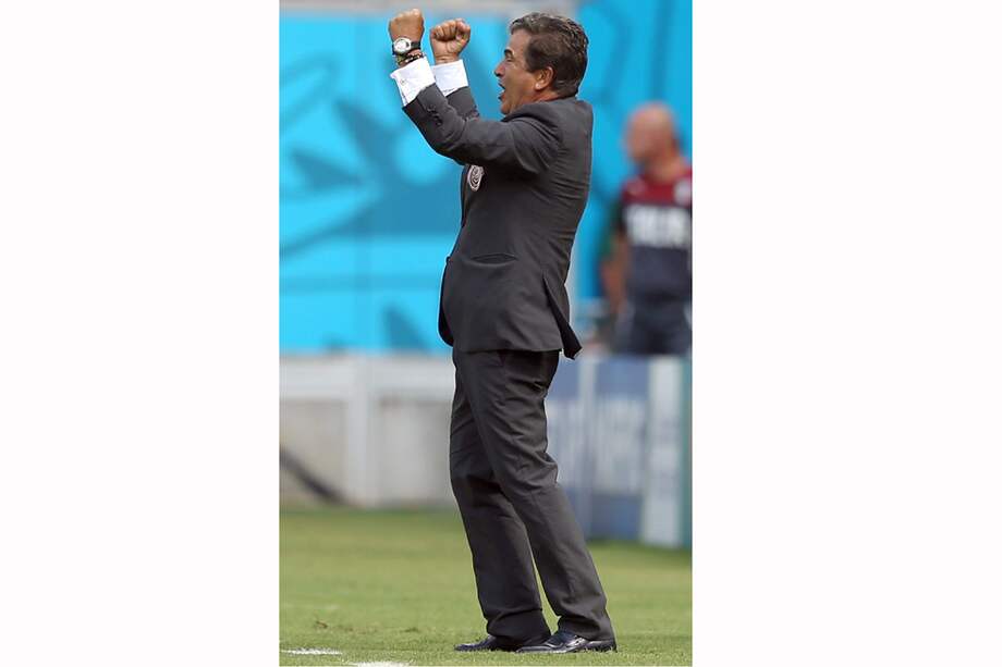 Jorge Luis Pinto celebra el triunfo de Costa Rica 1-0 sobre Italia ayer, en Recife. / EFE