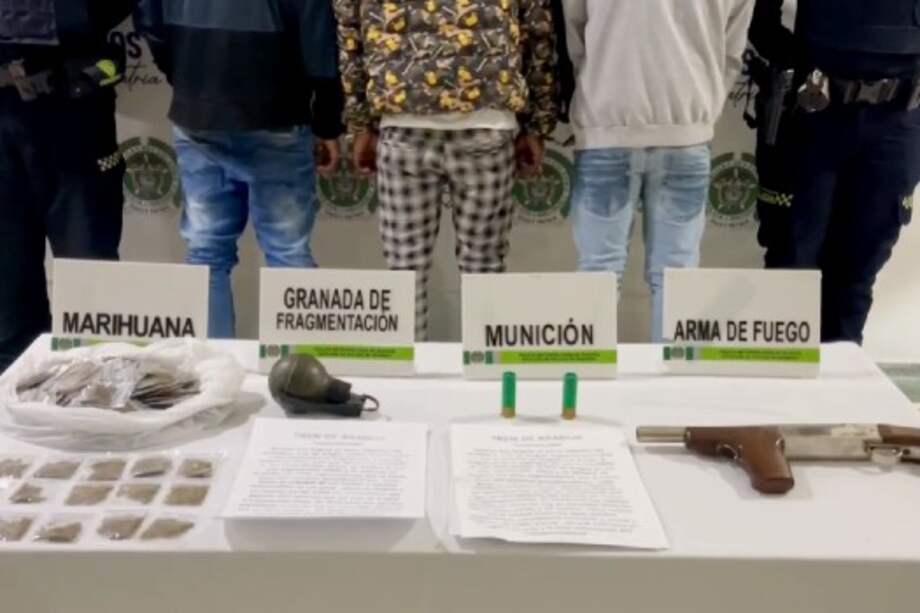 A los capturados les fueron incautados panfletos extorsivos, una granada, escopeta y estupefacientes.