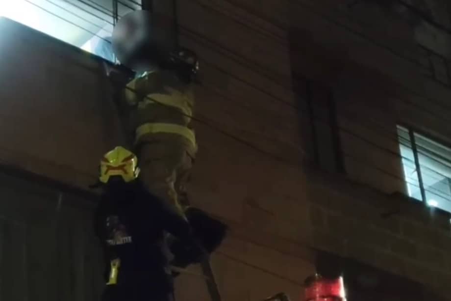El rescate se realizó por una ventana del tercer piso, luego de que vecinos alertaran que la niña permanecía sola en la vivienda.