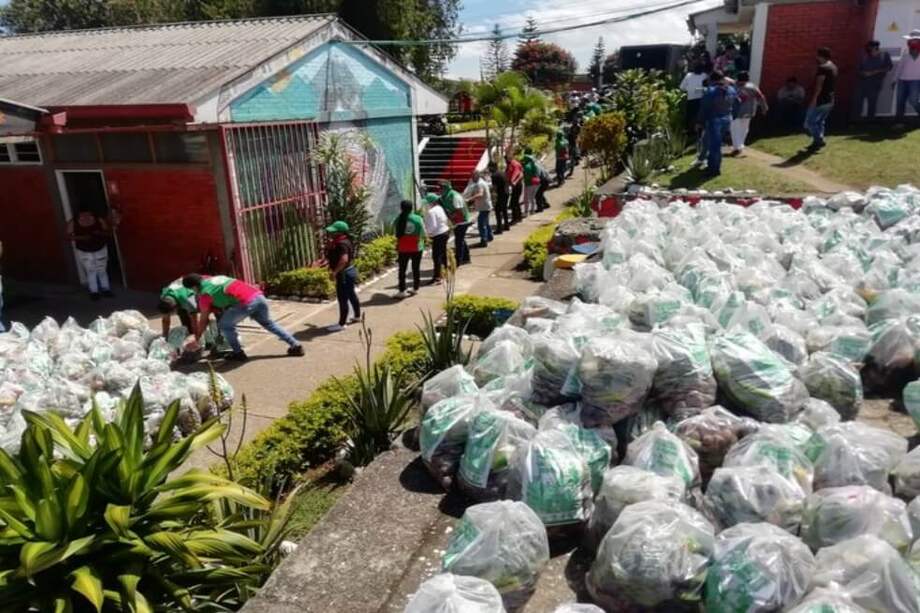 La entrega de alimentos fue organizada por 127 autoridades indígenas. / Tomada de Twitter: Consejo Regional Indígena del Cauca @CRIC_Cauca