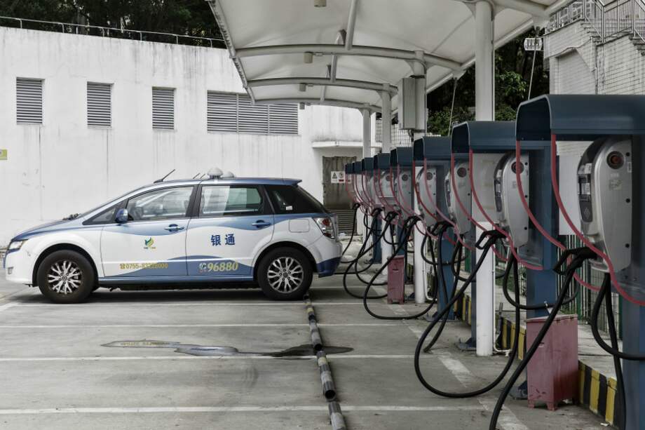 Un taxi eléctrico es recargado en la ciudad china de Shenzhen, uno de los centros industriales del país y en donde los vehículos eléctricos han ganado más terreno / Bloomberg