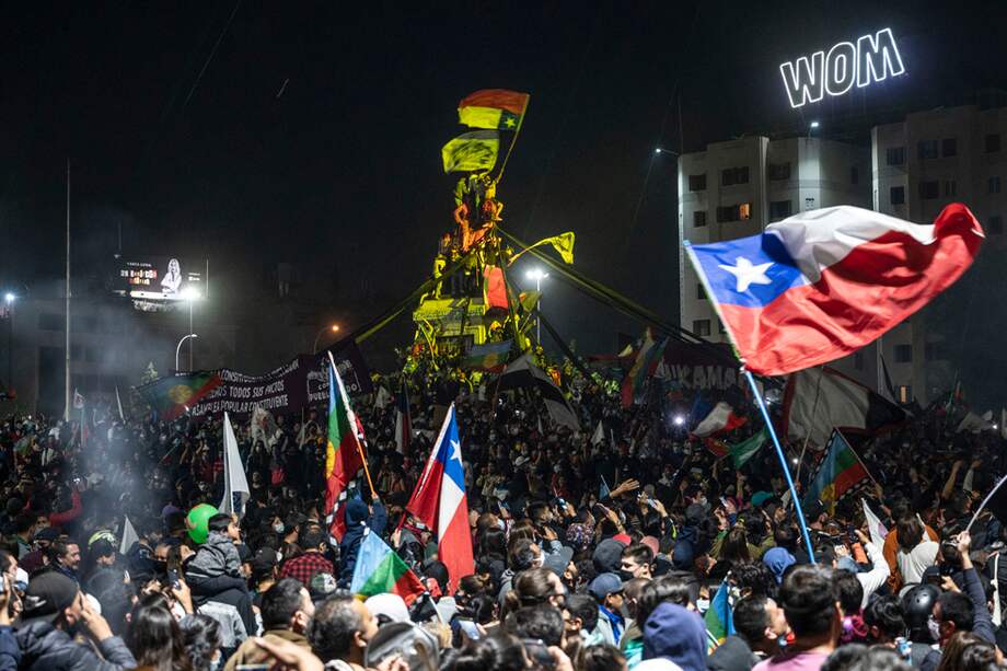 Los manifestantes que apoyan la reforma de la constitución chilena celebran los resultados oficiales del referéndum en la Plaza Italia en Santiago.