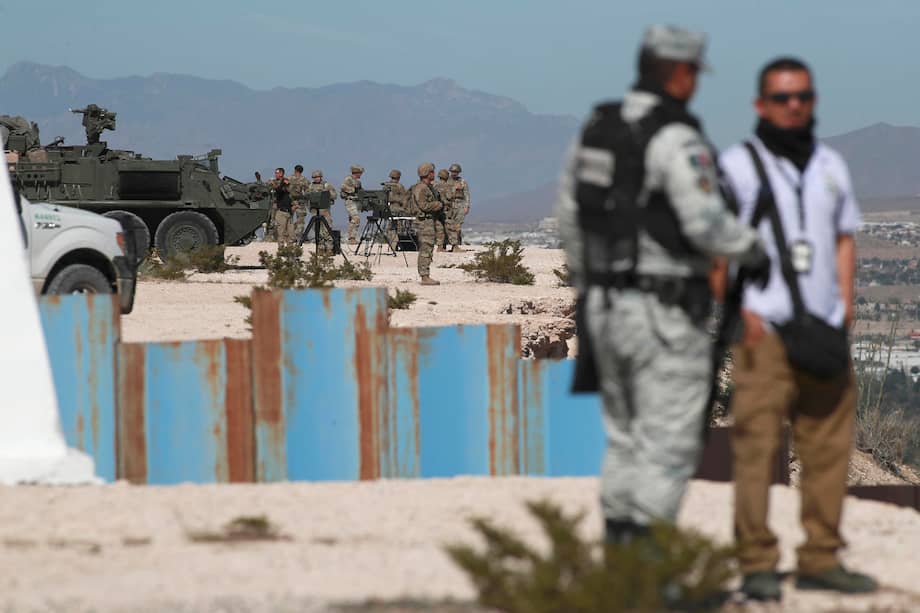 Integrantes del Ejército mexicano y del Ejército de los Estados Unidos custodian en la franja fronteriza en Ciudad Juárez (México).