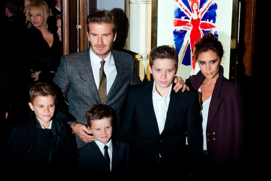 David y Victoria Beckham posan en Londres con sus hijos Romeo, Cruz y Brooklyn. / AFP