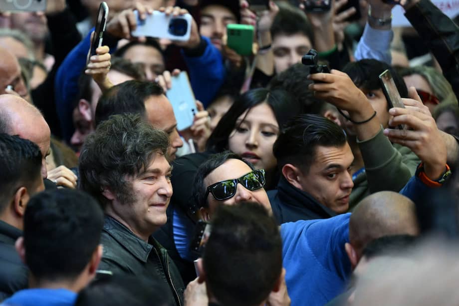 Javier Milei se encontró con seguidores suyos al salir de su centro de votación.