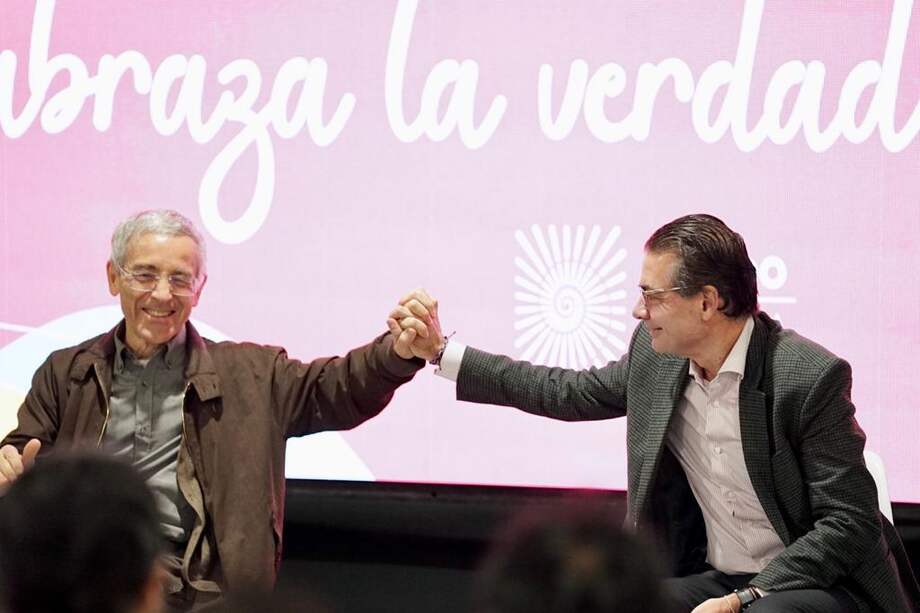 "Este no es un intento por crear una historia oficial, no es un intento por imponer una verdad única, no estamos hablando de una verdad sin grietas”, dijo Gaviria ante las críticas que sectores políticos como el Centro Democrático han realizado a la jornada que se desarrolla hoy.