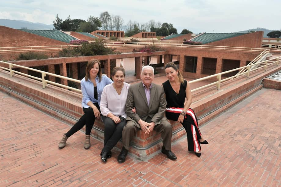 La familia Zuleta Triana. De izquierda a derecha: Catalina; su madre, Amparo Triana; el médico Darío Zuleta, y su hija Natalia, fundadores del Gimnasio Fontana. / Fotos: Óscar Pérez - El Espectador