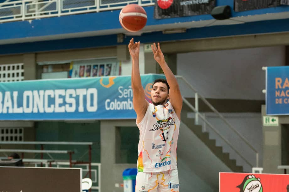 Desde Leticia, entre tres países y la riqueza natural, Óscar Goez construyó su historia hasta convertirse en el primer jugador de Amazonas en llegar al baloncesto profesional colombiano.