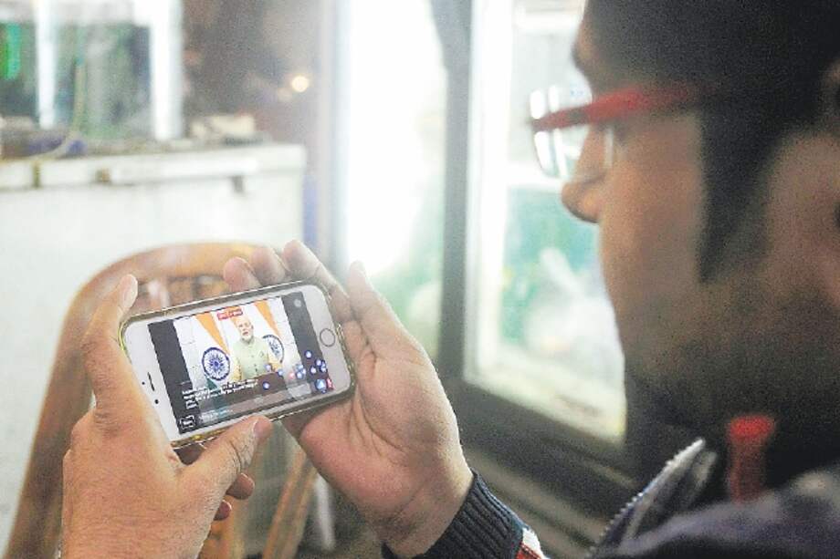 62 % de los franceses están de acuerdo con regular las comunicaciones. / AFP