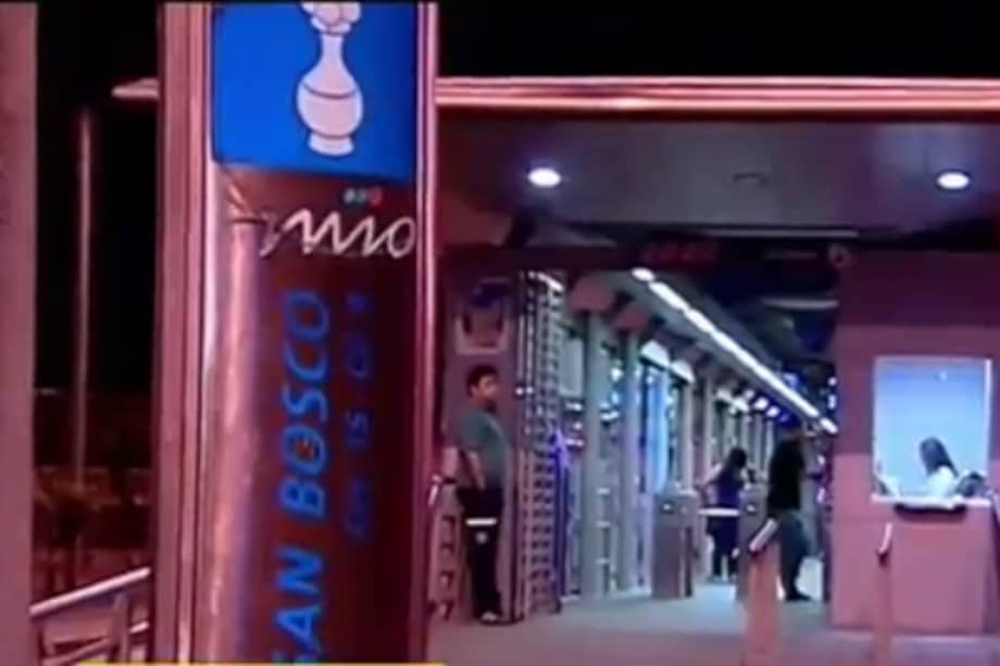 Policía fue herido con arma blanca por evitar que se colaran en transporte público