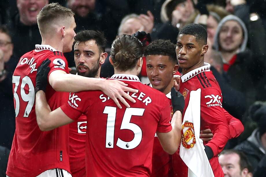 Marcus Rashford celebra con sus compañeros el gol de la victoria del Manchester United sobre el Brentford.