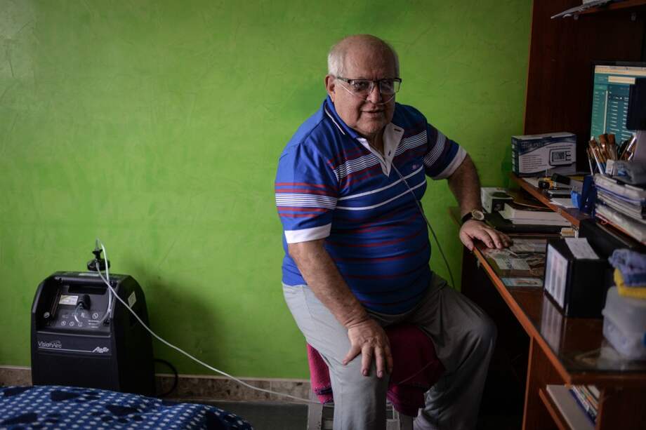 El diagnóstico de Álvaro le pronosticaba tres meses de vida y lleva 18. Los opioides son cruciales para sobrellevar su enfermedad. / Foto: Luis Ángel | VICE Colombia.