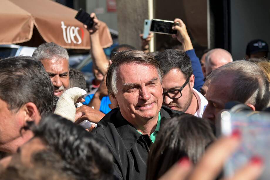 Jair Bolsonaro sale de una rueda de prensa en Belo Horizonte, en la que hizo pública su intención de apelar la decisión de su inelegibilidad ante la Corte Suprema.