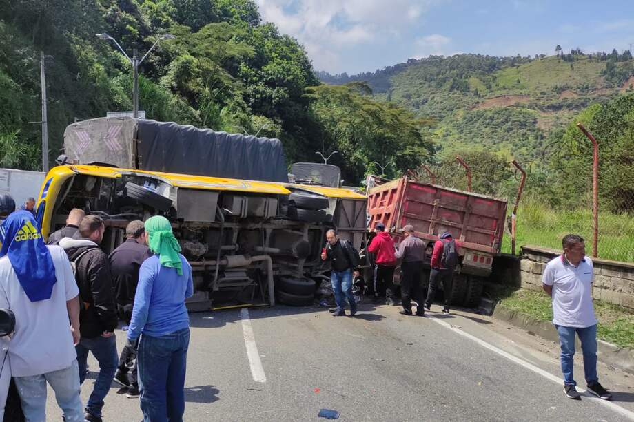 Al parecer, una volqueta que se habría quedado sin frenos chocó contra tres vehículos.