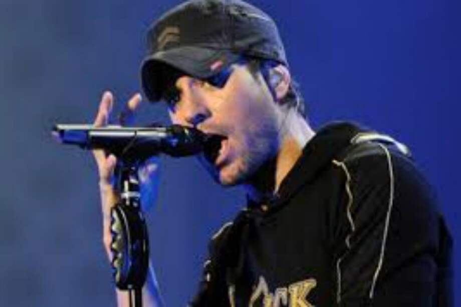 Tras un accidente, Enrique Iglesias continuó cantando durante 30 minutos más.