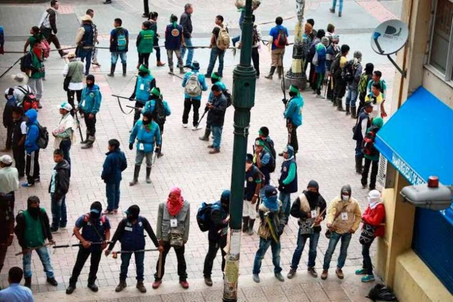 Encapuchados y con palos 250 miembros de La Guardia Indígena protestaron en el Ministerio de Agricultura. / Andrés González/Cortesía para El Espectador