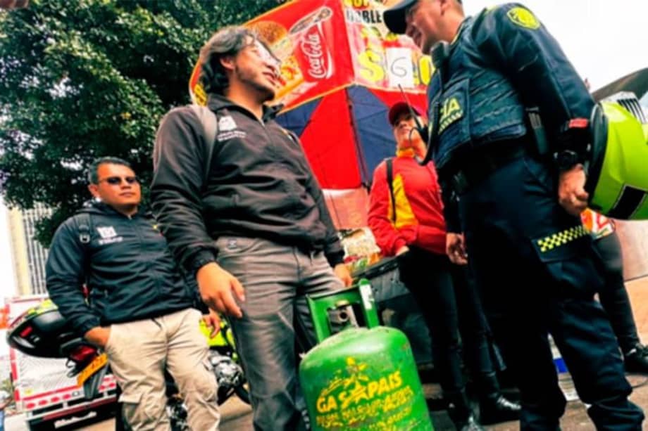 Cuatro cilindros de gas incautados en la vía pública.