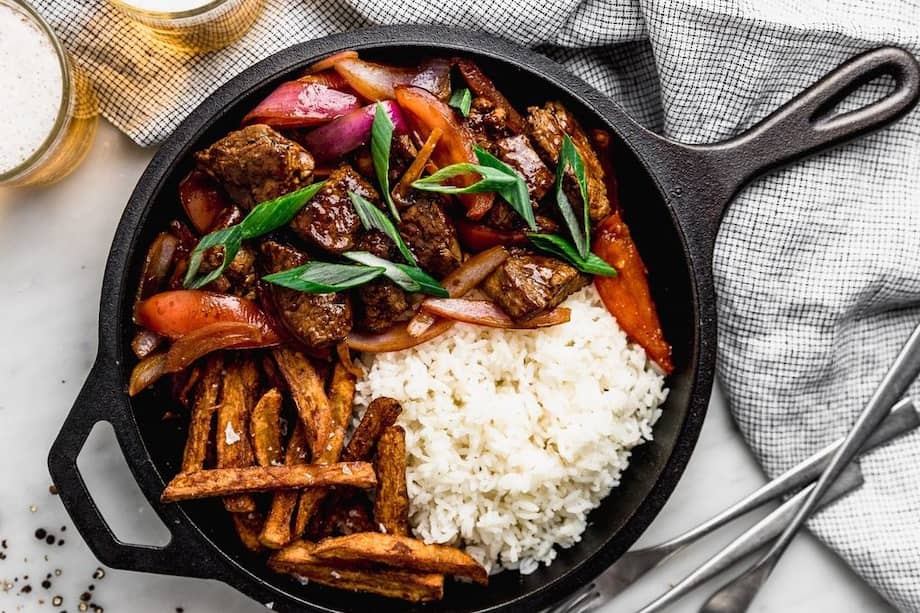 El lomo saltado, un ícono de la gastronomía peruana, conquista paladares con su explosión de sabores y texturas.