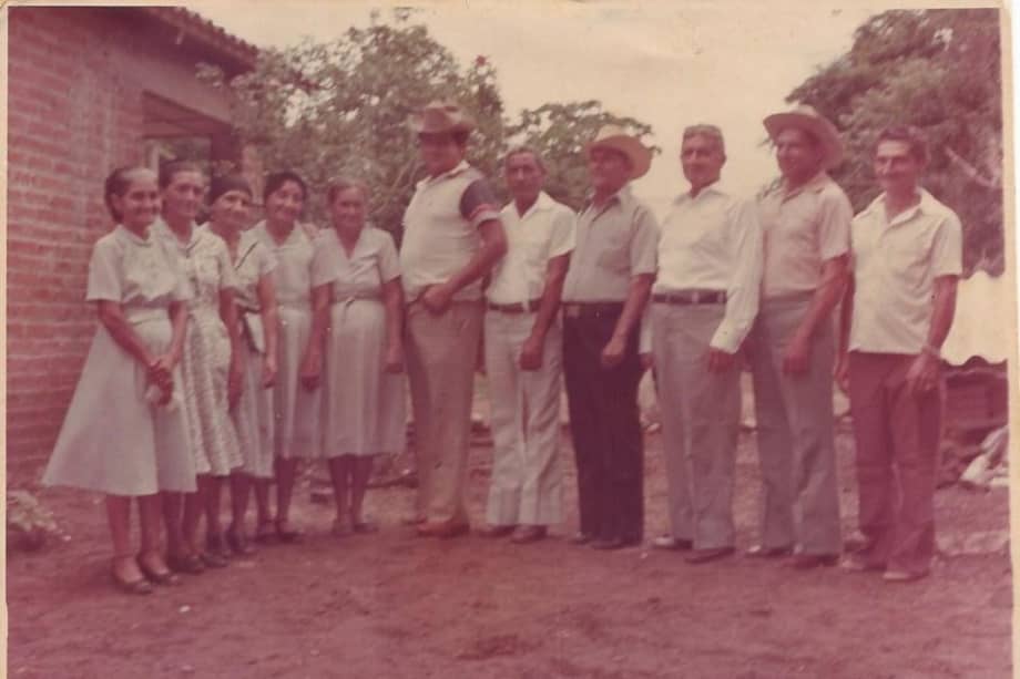 Familiares de la vieja Sara, El Plan, 17 de junio de 1981. Fidelia Muegues (yerna), Hijas: Matilde, Maria, Santa y Rafaela. Emilianito Zuleta Díaz (nieto), Julio Muegues (yerno), Hijos: Emiliano, Andrés, Toño y Mario Camilo.