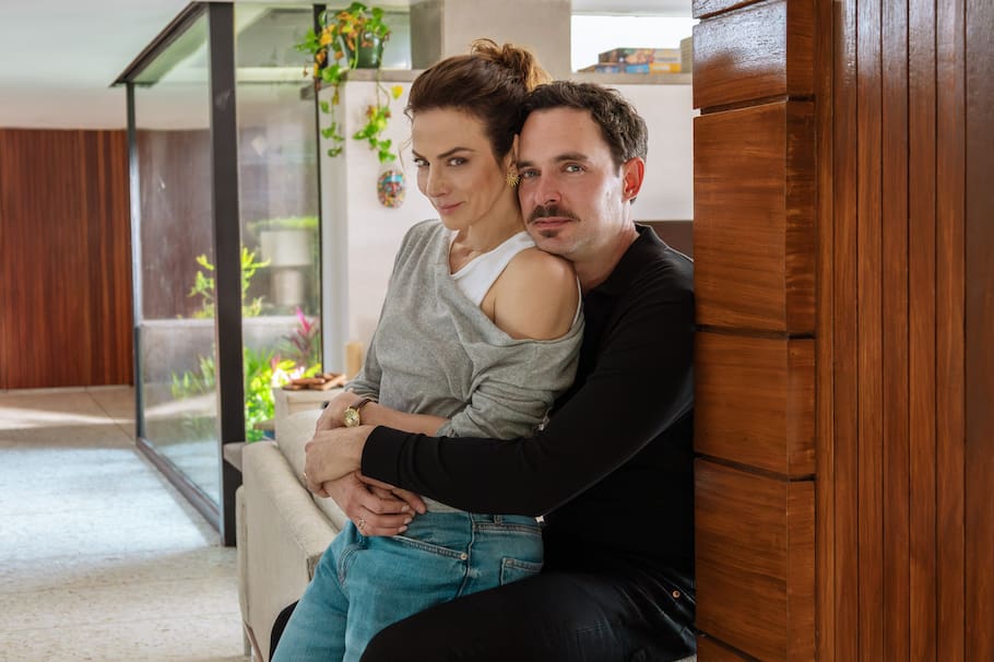 El otro padre. (L to R) Silvia Navarro as Macarena Sotomayor, Manolo Cardona as Ricardo Sotomayor in El otro padre. Cr. Tamaro Valencia / Netflix ©2026
