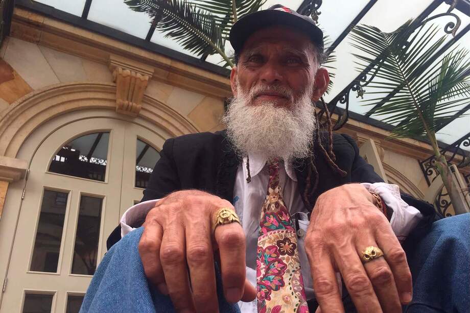 Isidro asistió al velorio de Gloria Zea este miércoles en el Teatro Colón. Una entrevista en las escaleras de la puerta principal del escenario cultural que la gestora ayudó a potenciar. / Joseph Casañas - El Espectador