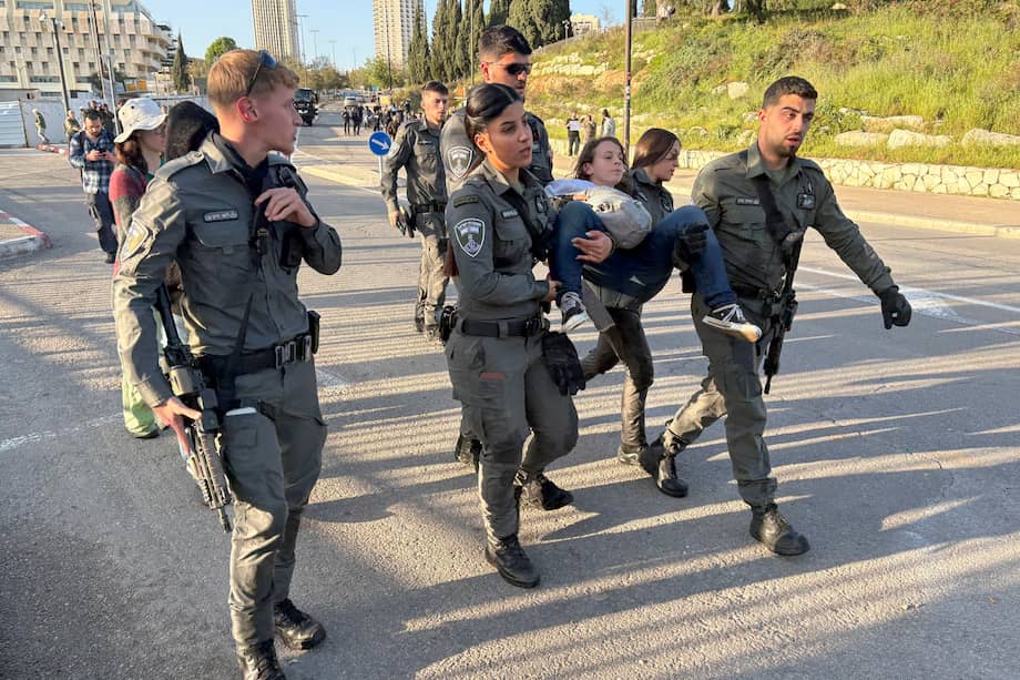 La Policía israelí dispersó con cañones de agua una protesta pacífica cerca de la Knéset en Jerusalén contra la nueva ley de pena de muerte para palestinos, deteniendo a cuatro manifestantes y afectando a periodistas que cubrían el evento.