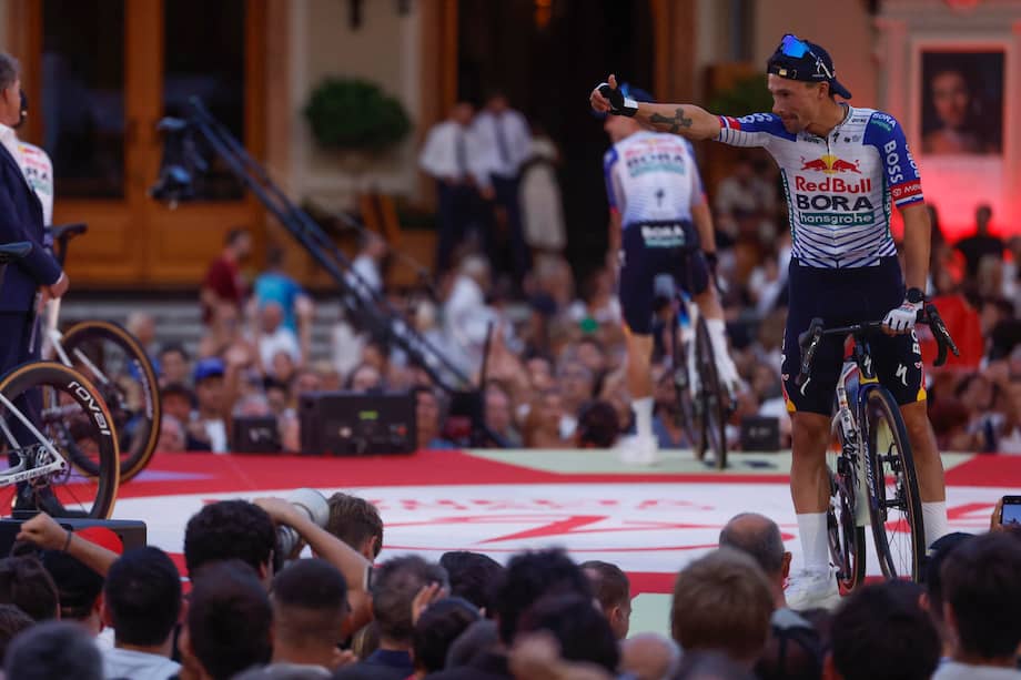 Primoz Roglic durante la presentación de equipos de la Vuelta a España 2026.