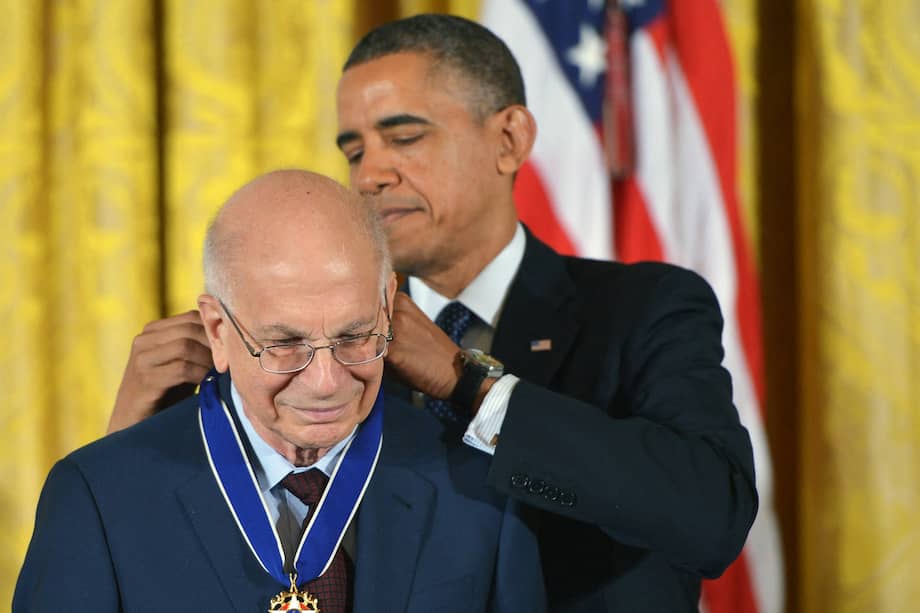 El expresidente estadounidense Barack Obama entrega la Medalla Presidencial de la Libertad al psicólogo Daniel Kahneman durante una ceremonia en la sala este de la Casa Blanca el 20 de noviembre de 2013 en Washington, DC. / Mandel Ngan / AFP