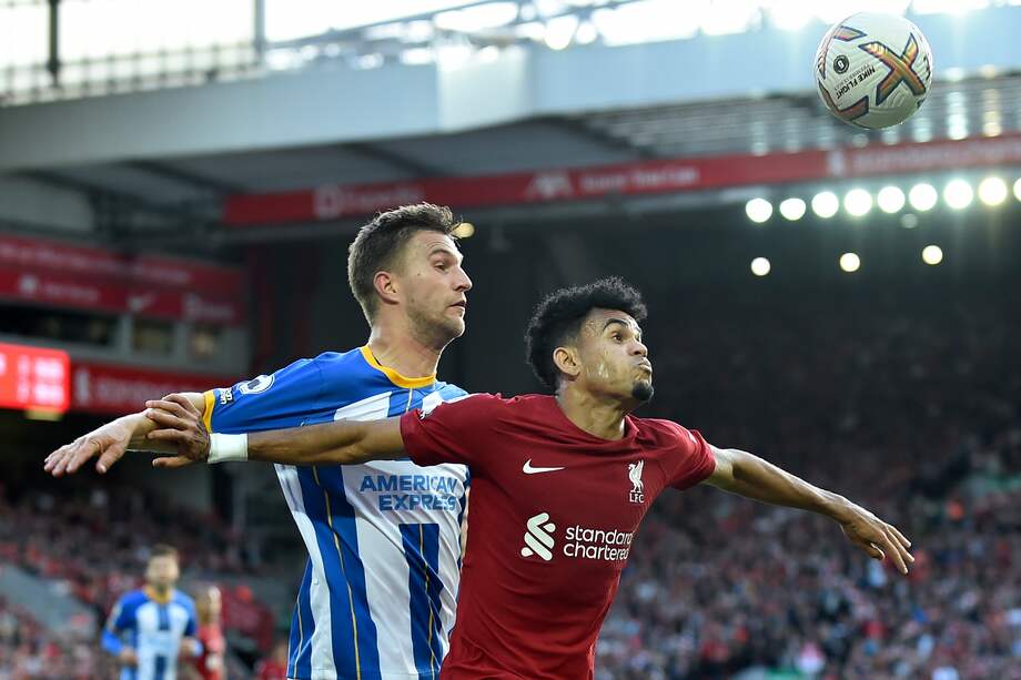 Luis Díaz disputa un balón en la Premier League.