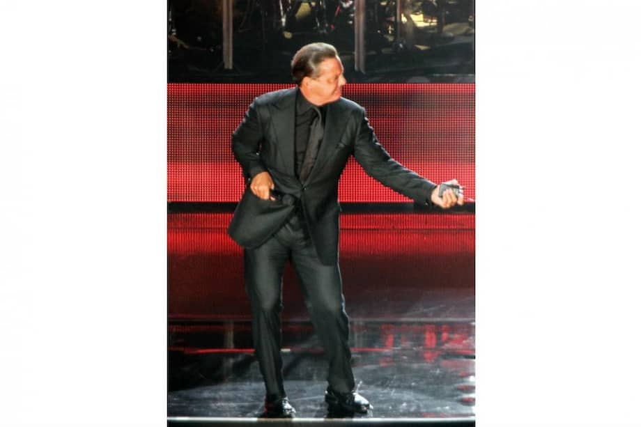 El cantante Luis Miguel en su presentación del 18 de noviembre en México, que abandonó a los 15 minutos de haber iniciado. / EFE