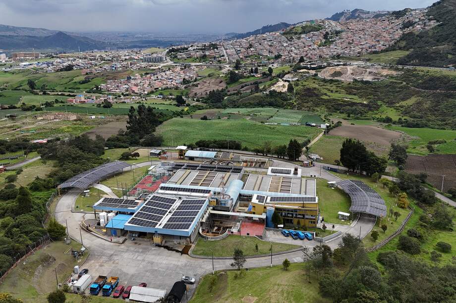 El sistema consta de 1.600 paneles solares y cubrirá la demanda energética de la Planta de Tratamiento de Agua Potable (PTAP) El Dorado, beneficiando a más de 415.000 habitantes de la localidad de Usme.