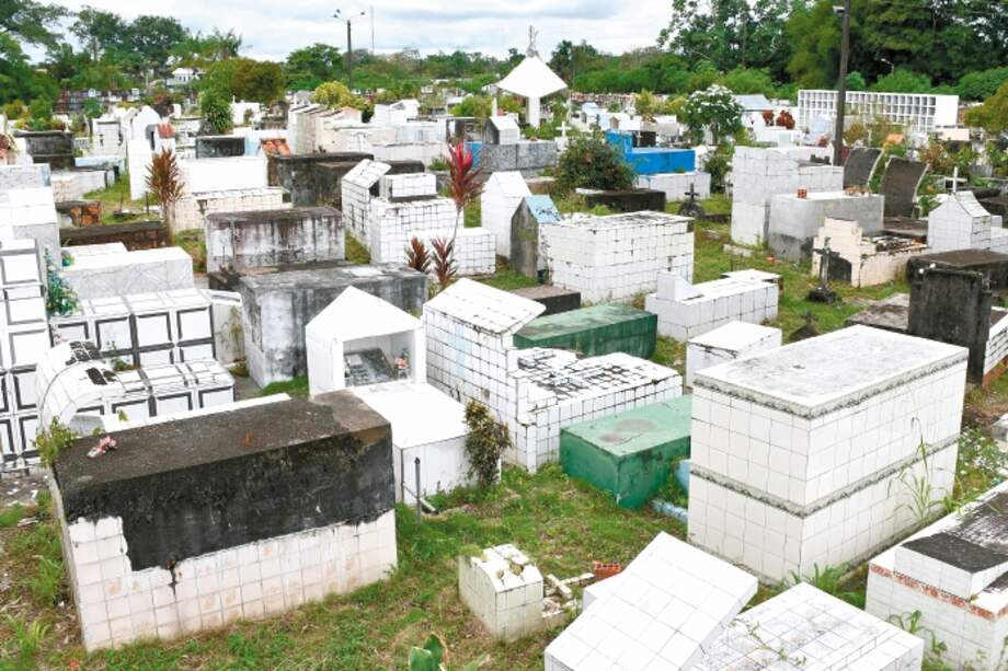 El cementerio municipal Jardín de los Recuerdos es el único lugar con el que cuentan los cerca de 50.000 leticianos para enterrar a sus seres queridos.