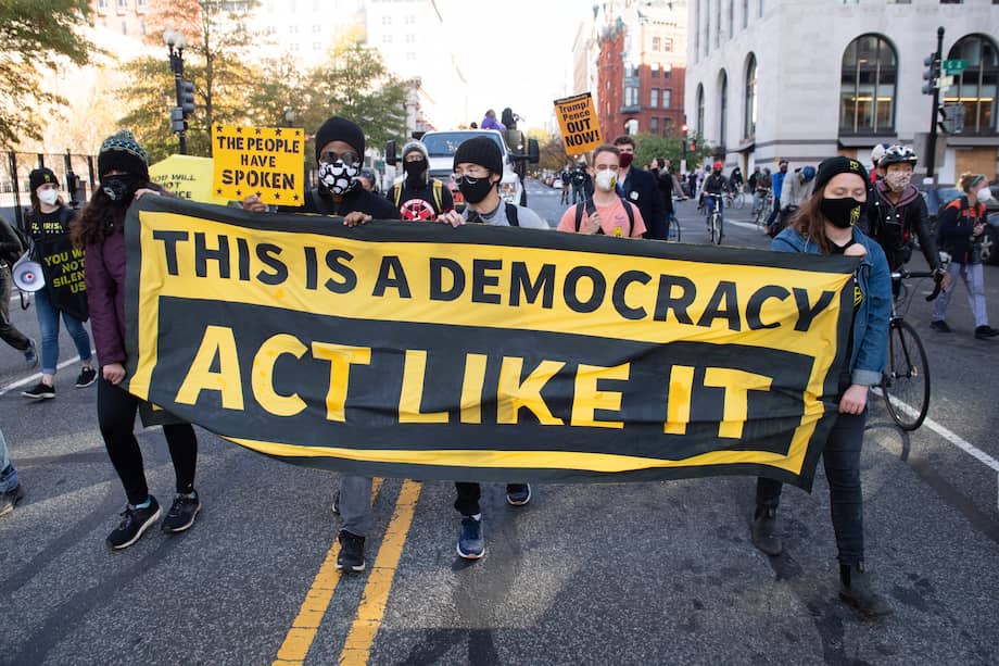 Crecen las protestas en Estados Unidos por el conteo de votos, partidarios de Donald Trump y de Joe Biden se toman las calles. / AFP