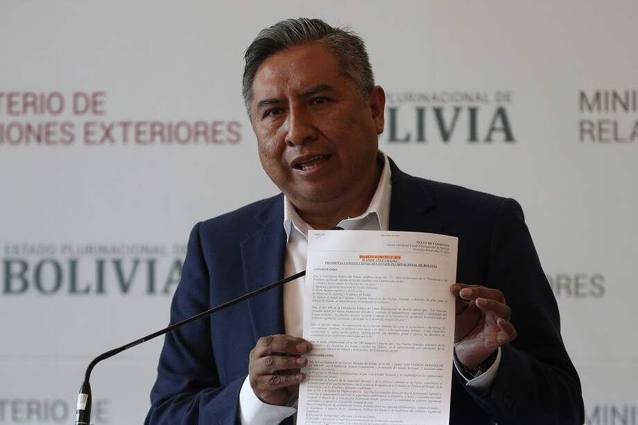El canciller boliviano, Rogelio Mayta, habla durante una rueda de prensa en La Paz, Bolivia. Rechaza la 'injerencia' del presidente de Brasil Jair Bolsonaro.