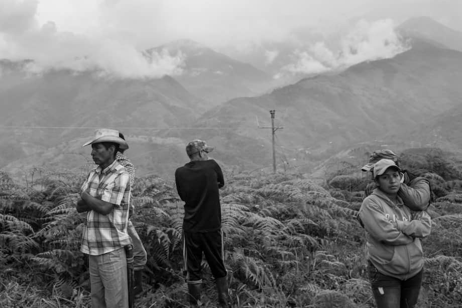 Líderes sociales de Corinto (Cauca) en la cordillera central luego del sepelio de su compañero Eder Cuetia Conda, asesinado hace un año en el norte de ese departamento./Tom Laffay.