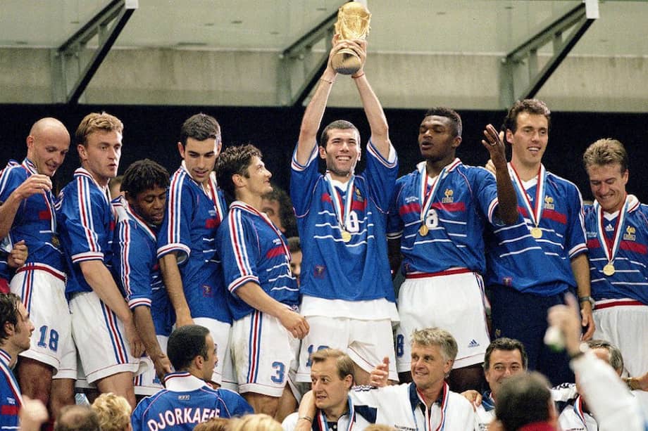 Selección francesa celebra el campeonato del mundo que logró en 1998. Foto: AFP