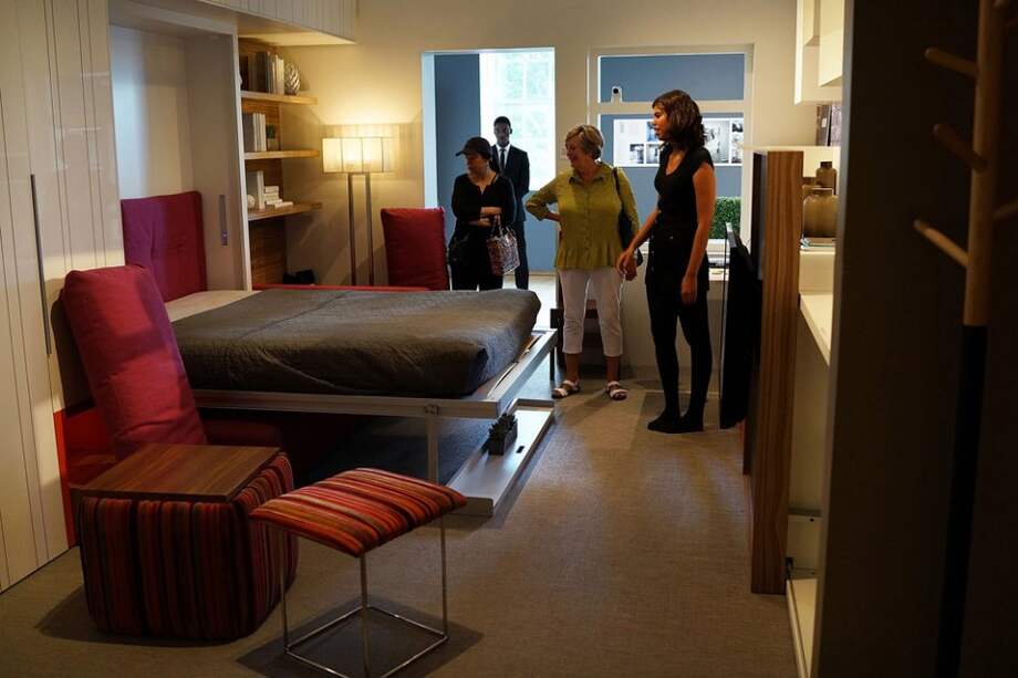 El Museo de la Ciudad de Nueva York quiere demostrar que, con un poco de ingenio, en un microapartamento pueden caber a la vez la habitación y el salón.