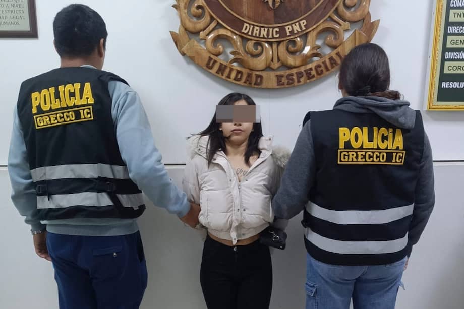 Fotografía cedida por la Policía Nacional del Perú el 28 de octubre de 2025, que muestra a agentes escoltando a la ciudadana venezolana Daybelis Joselin Puerta.