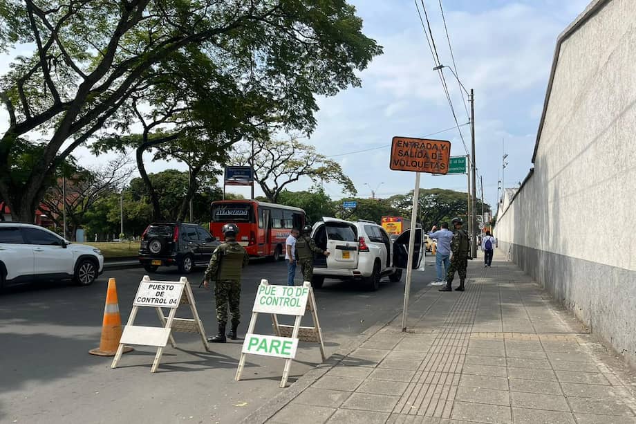 El procedimiento fue realizado por el Gaula Militar Valle del Cauca, la Policía y la Fiscalía, uno de los ocupantes murió durante el intercambio de disparos y otro logró escapar.