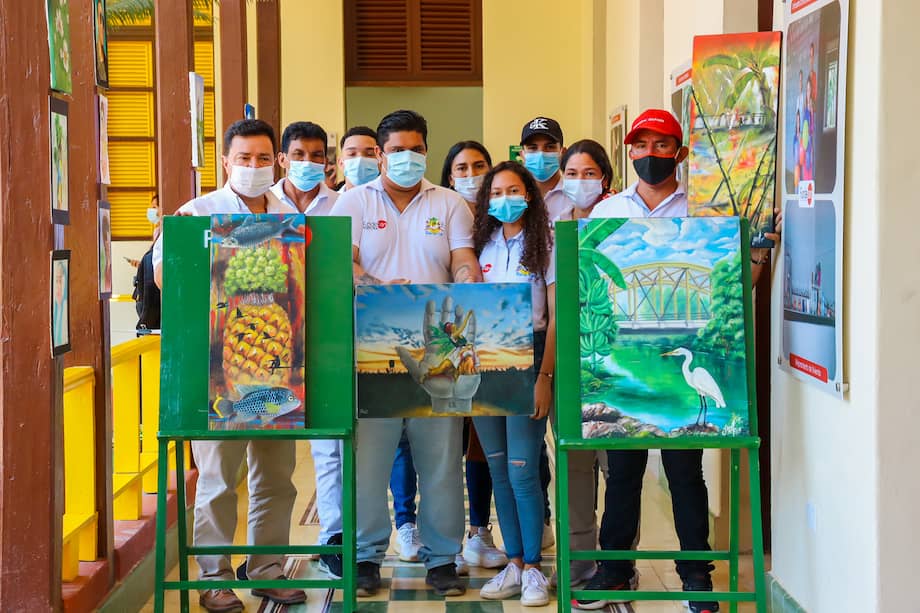 Grupo de pintura avanzado de Fundeban, en el marco de la entrega de la adecuación del Centro de Desarrollo Comunitario de RioFrío, una de las obras entregadas por la fundación en este 2022.
