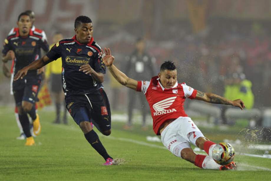 Luis Carlos Arias marcó el primer tanto para Santa Fe en la final de la Liga Postobón. Foto: Guillermo Legaria /AFP