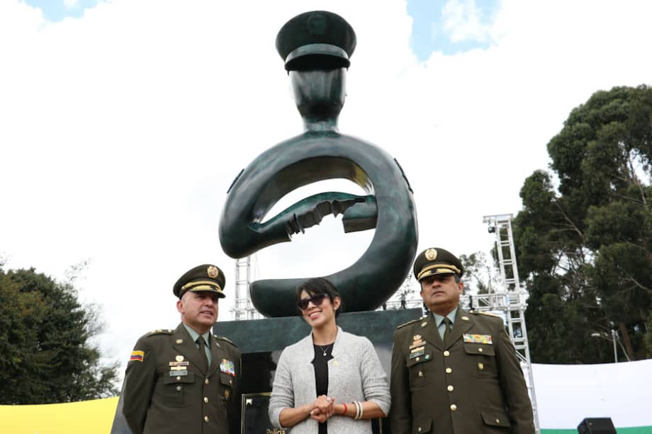 De izq. a der. Brigadier general, Alberto Pico Malaver, jefe de la Unidad Policial para la Edificación de la Paz; la artista Lina Valentina Barrera y el general Jorge Hernando Nieto Rojas, director de la Policía Nacional / Fotos: cortesía Policía Nacional.