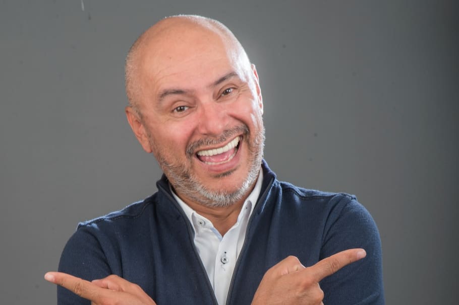 El humorista, recordado por “Ordóñese de la risa” le reveló a “Vea” de El Espectador, la fecha del fin de cuatro décadas de carrera profesional. José, que presenta “Empareja2”, su espectáculo más personal, habla de su historia, que va más allá de las risas y los escenarios