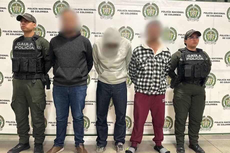 Tres presuntos extorsionistas fueron enviados a prisión tras ser señalados de engañar a sus víctimas con supuestas encomiendas internacionales.