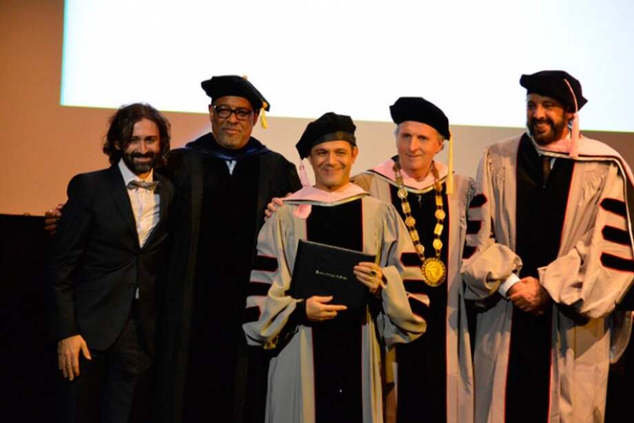 Sanz subió al estrado ante la también mirada atenta de uno de los ex alumnos más ilustres de la escuela, Juan Luis Guerra.