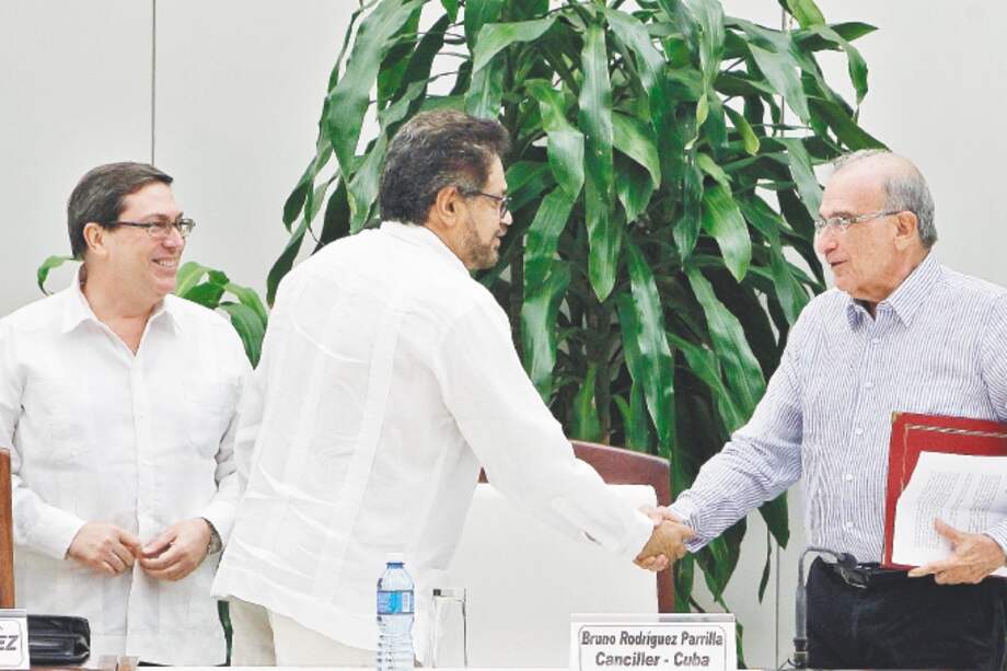 Las delegaciones se reunieron ayer para redactar la totalidad del nuevo acuerdo de paz. / EFE