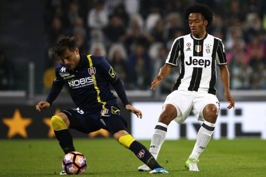 El colombiano Juan Guillermo Cuadrado (d), de Juventus, en el partido de este sábado contra Chievo. / AFP