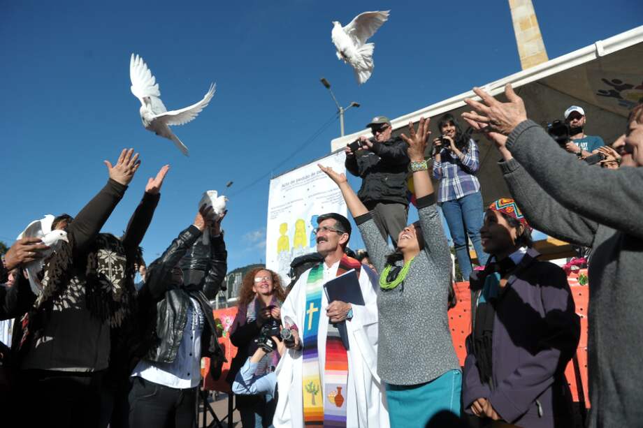 Decenas de víctimas aceptaron el perdón y aseguraron que este acto contribuye al compromiso de la no repetición. / Gustavo Torrijos-El Espectador