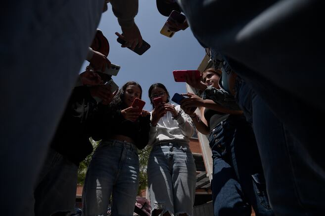 "Las feministas odian a los hombres": la 'manosfera' ya influye en los colegios de Bogotá