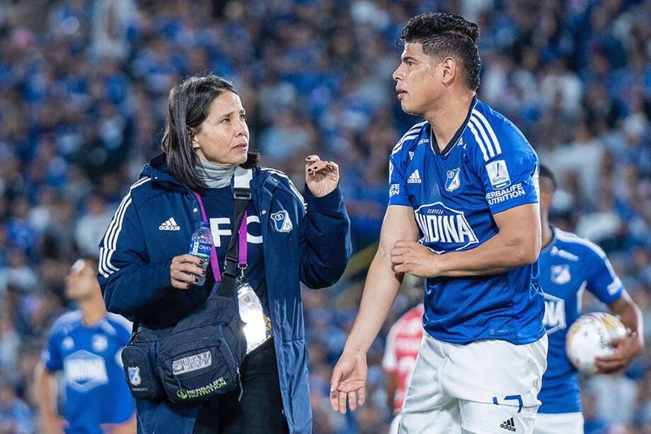 Catalina Chica (izquierda), médica de Millonarios y Jorge Arias, defensa del cuadro albiazul.